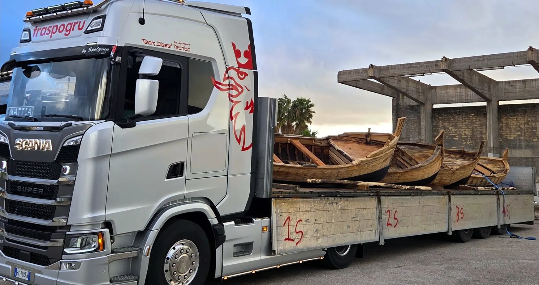 Tre barche in legno caricate sul semirimorchio dello Scania Traspogru