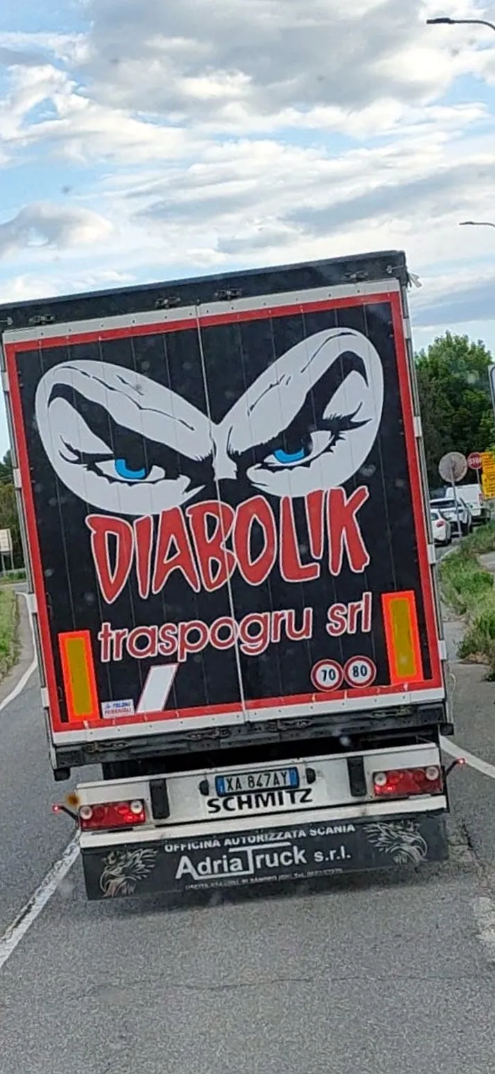 Retro di un semirimorchio con la grafica Diabolik e la scritta traspogru srl