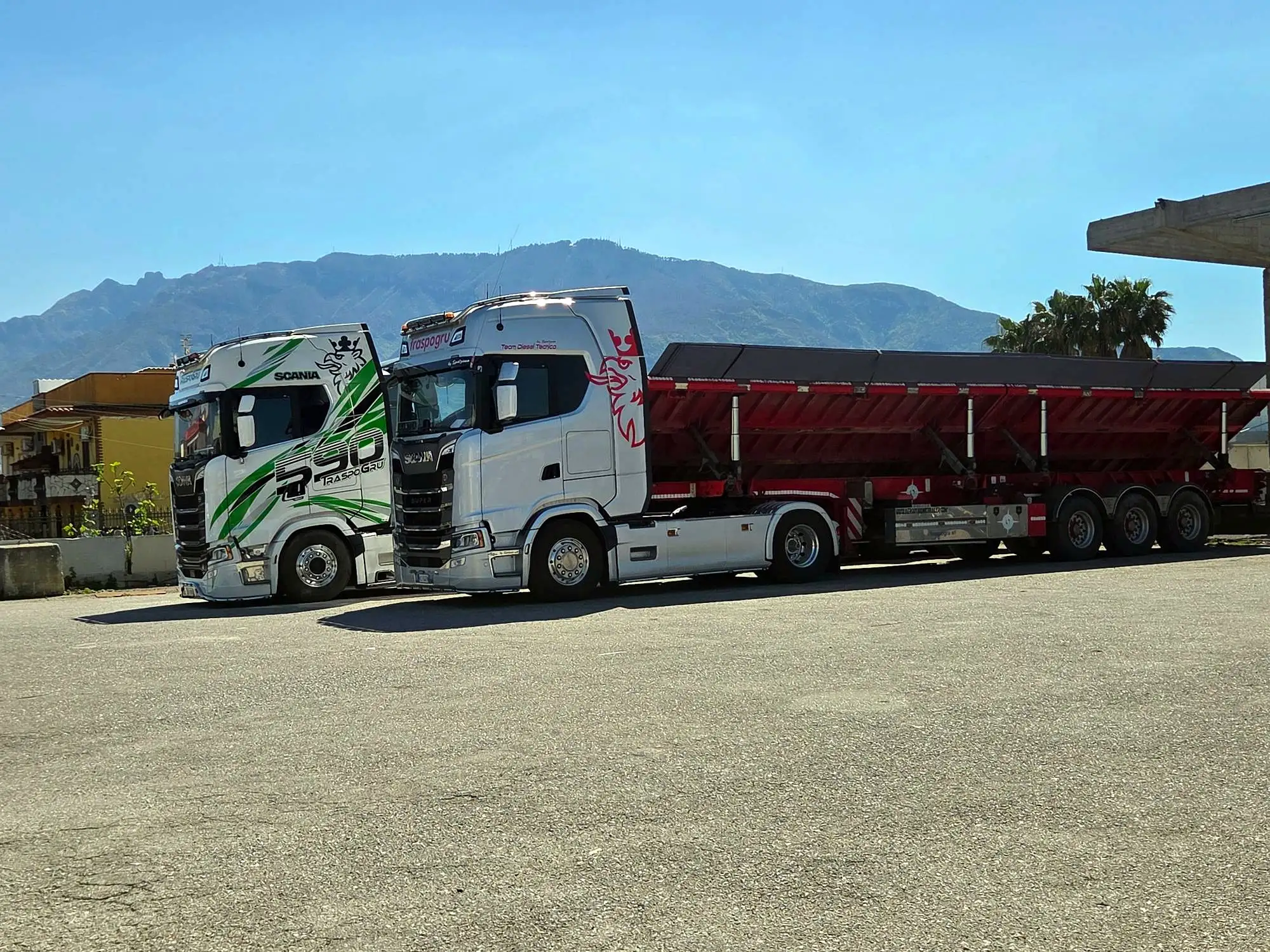 Due Scania Traspogru con semirimorchi a piano inclinato davanti al Monte Faito