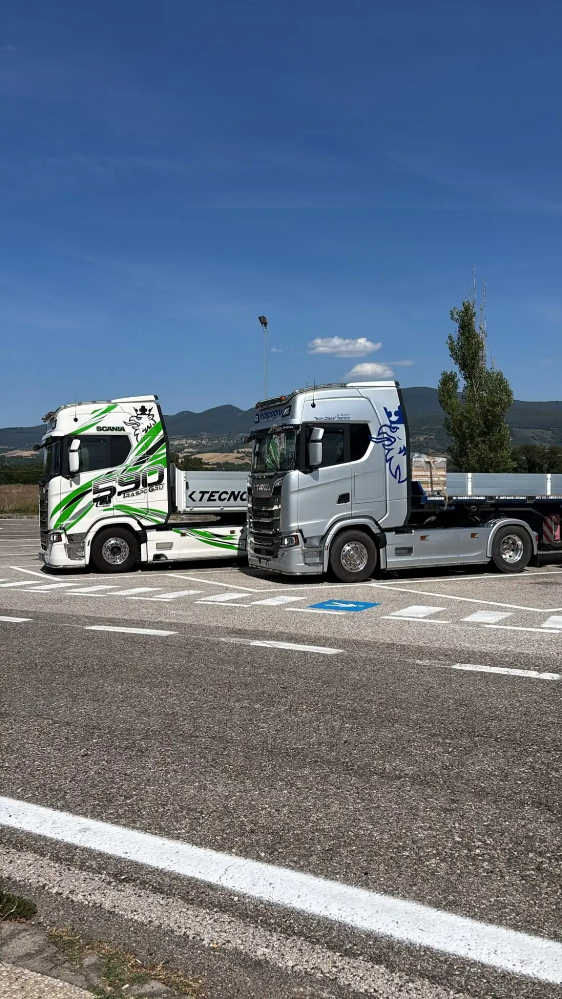 Scania S 590 e Scania S 500 Traspogru in un’area di sosta tra le colline