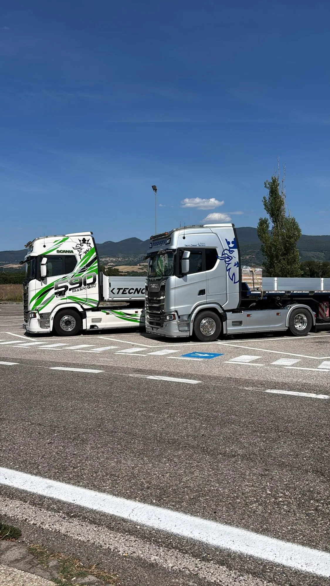 Scania S 590 e Scania S 500 in un'area di sosta tra le colline