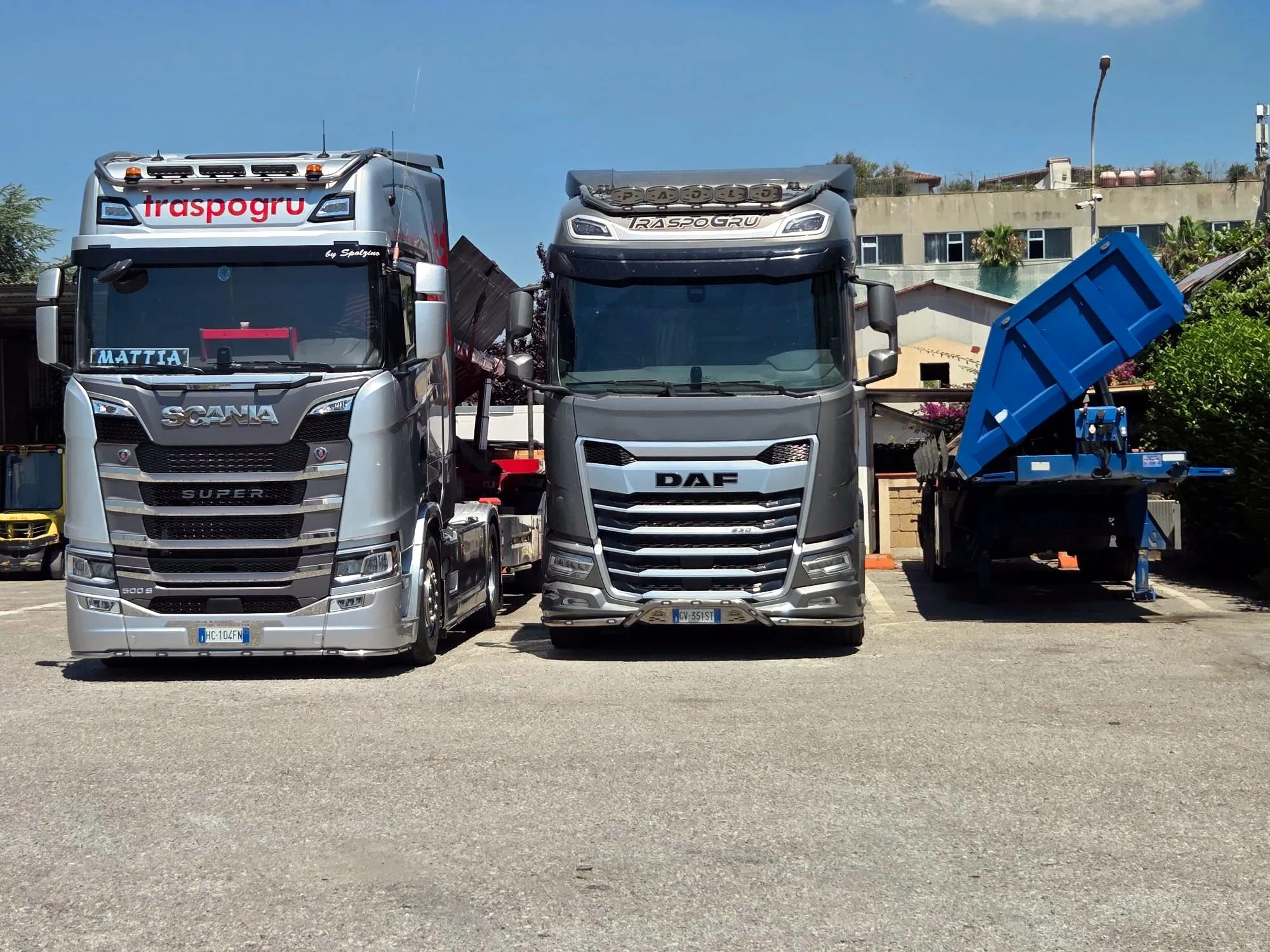 Scania S 500 Super grigio e DAF XG grigio visti di fronte nel piazzale