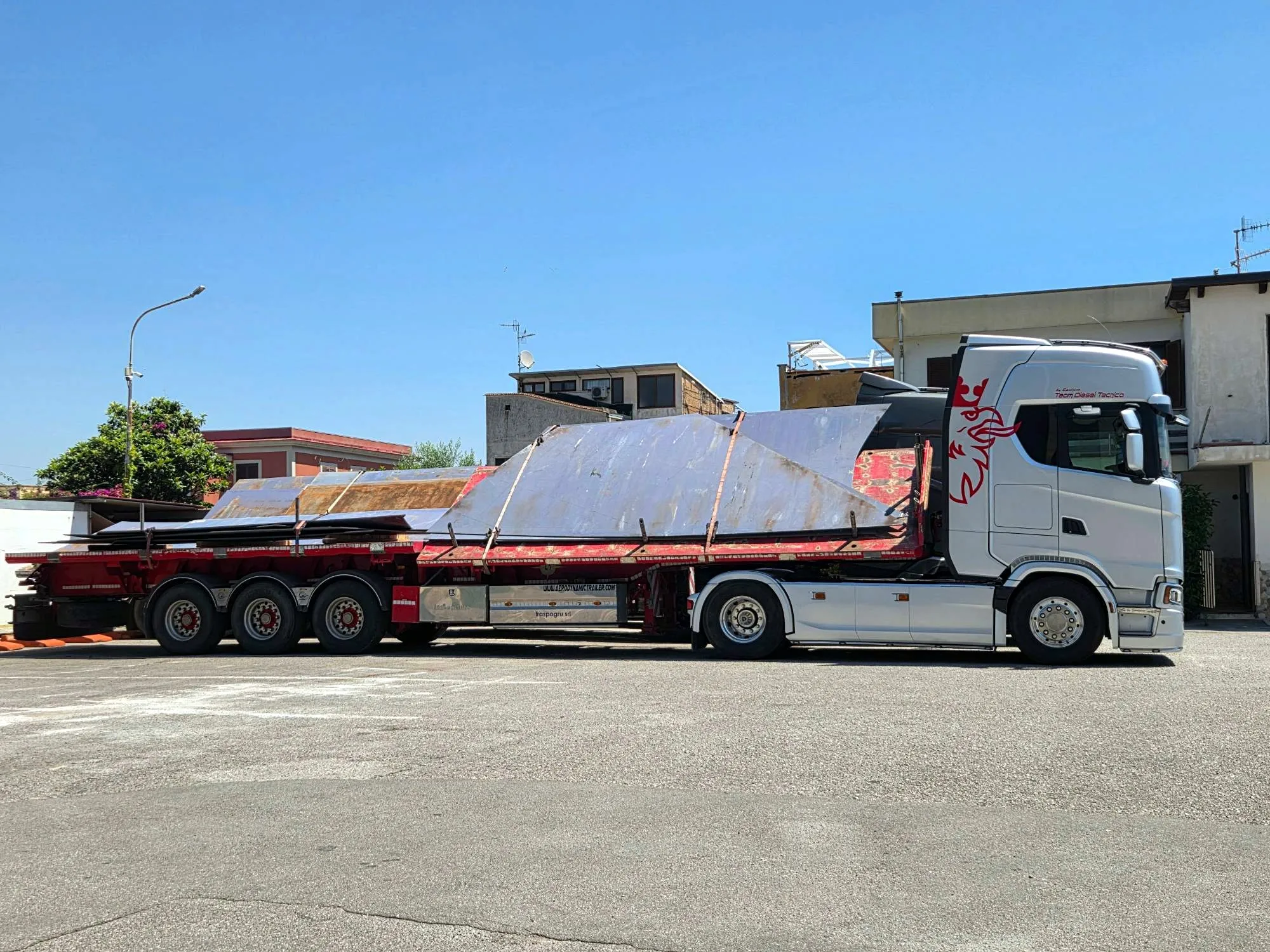 Scania con lamiere fuori sagoma legate sul semirimorchio
