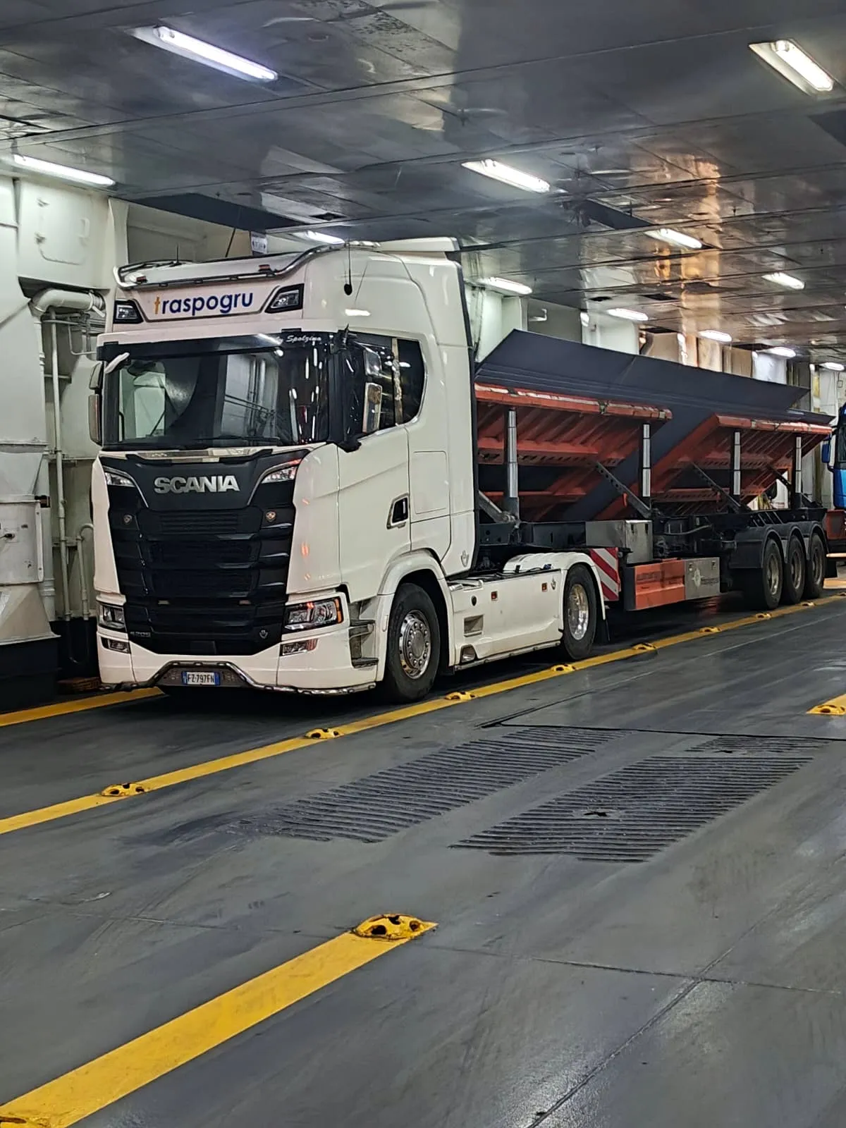 Scania con semirimorchio a piano inclinato nella stiva di un traghetto